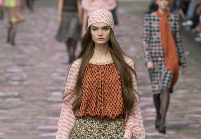 Η χειμωνιάτικη haute couture συλλογή της Chanel αποτελεί την επιτομή του παριζιάνικου στυλ