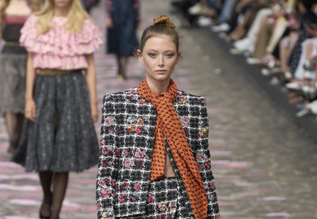Το show FW'23 της Chanel Haute Couture είναι η επιτομή του παριζιάνικου στυλ