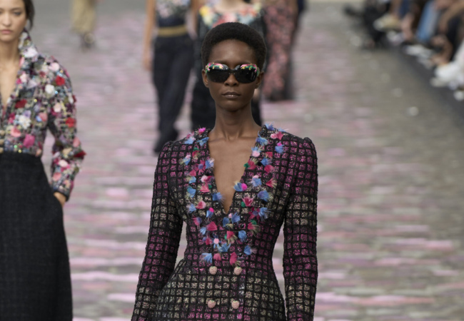 Η χειμωνιάτικη haute couture συλλογή της Chanel αποτελεί την επιτομή του παριζιάνικου στυλ