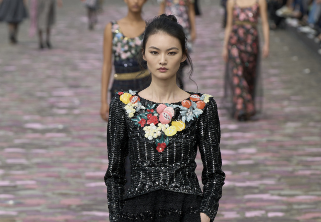 Η χειμωνιάτικη haute couture συλλογή της Chanel αποτελεί την επιτομή του παριζιάνικου στυλ