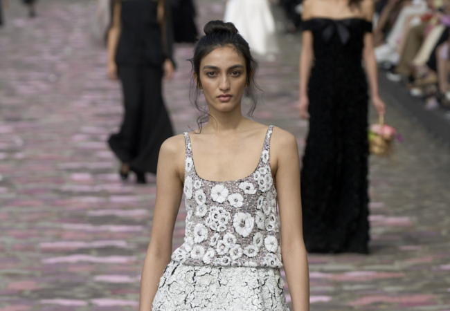 Η χειμωνιάτικη haute couture συλλογή της Chanel αποτελεί την επιτομή του παριζιάνικου στυλ