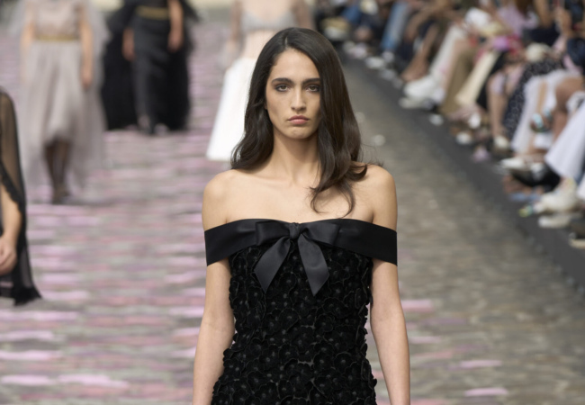 Η χειμωνιάτικη haute couture συλλογή της Chanel αποτελεί την επιτομή του παριζιάνικου στυλ