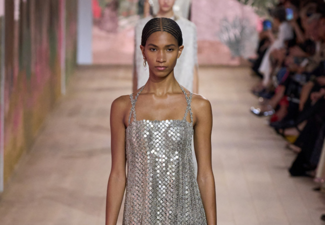 Η haute couture συλλογή FW'23 του Christian Dior εμπνέεται από ελληνορωμαϊκούς μύθους και θεές
