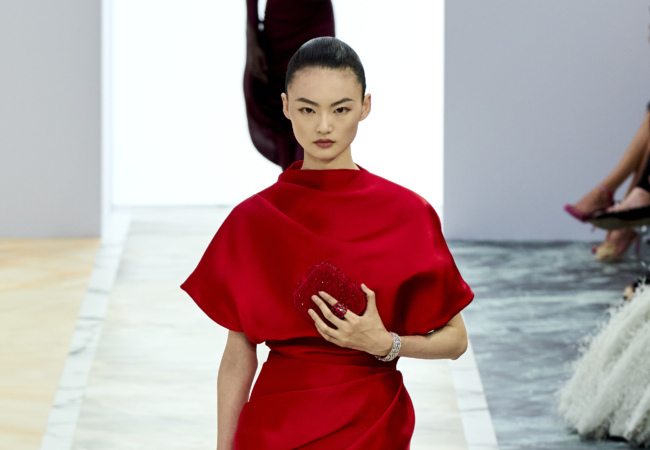 H haute couture συλλογή της Fendi επικεντρώθηκε στην έννοια της ρευστότητας, του ντραπέ και των πολυτελών κοσμημάτων