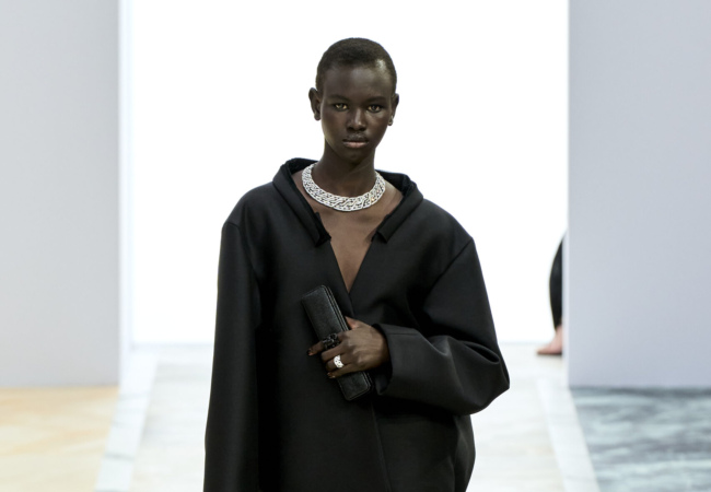 H haute couture συλλογή της Fendi στέκεται στη ρευστότητα, το ντραπέ και τα πολυτελή κοσμημάτα