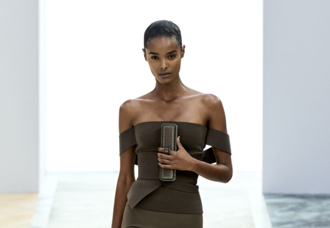 H haute couture συλλογή της Fendi στέκεται στη ρευστότητα, το ντραπέ και τα πολυτελή κοσμημάτα