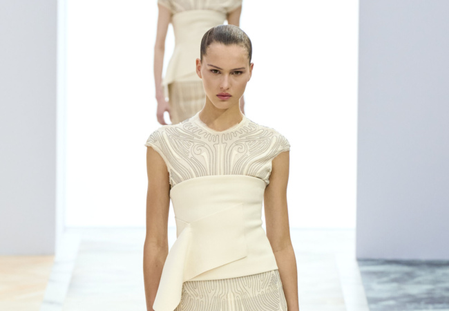 H haute couture συλλογή της Fendi στέκεται στη ρευστότητα, το ντραπέ και τα πολυτελή κοσμημάτα