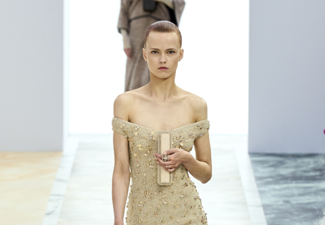 H haute couture συλλογή της Fendi στέκεται στη ρευστότητα, το ντραπέ και τα πολυτελή κοσμημάτα