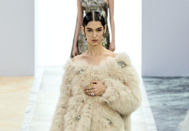 H haute couture συλλογή της Fendi στέκεται στη ρευστότητα, το ντραπέ και τα πολυτελή κοσμημάτα
