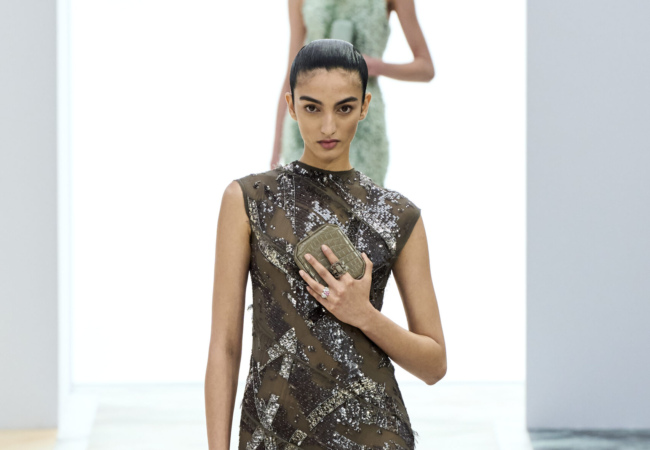 H haute couture συλλογή της Fendi στέκεται στη ρευστότητα, το ντραπέ και τα πολυτελή κοσμημάτα