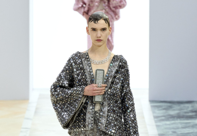 H haute couture συλλογή της Fendi στέκεται στη ρευστότητα, το ντραπέ και τα πολυτελή κοσμημάτα