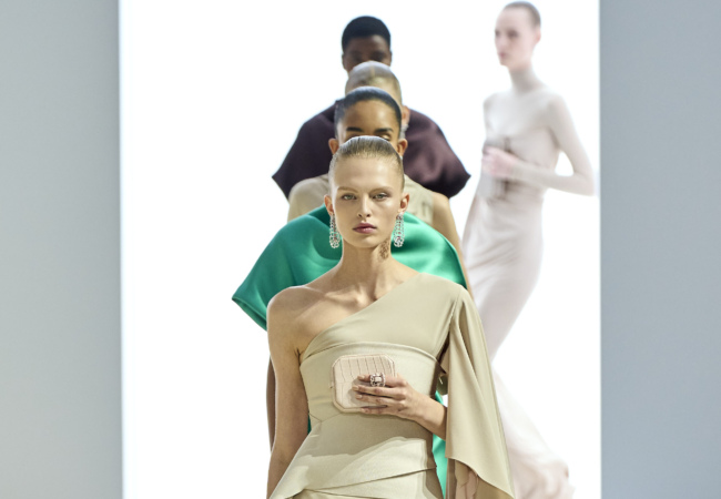 H haute couture συλλογή της Fendi στέκεται στη ρευστότητα, το ντραπέ και τα πολυτελή κοσμημάτα
