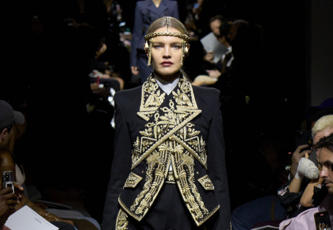 Στο FW'23 Couture του Jean Paul Gaultier ο Julien Dossena εξύμνησε τις καλύτερες στιγμές των '90s