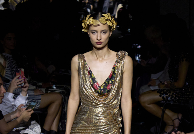 Ο Dossena εξύμνησε τις καλύτερες '90s στιγμές του Jean Paul Gaultier στο νέο show του οίκου