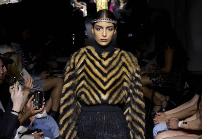Ο Dossena εξύμνησε τις καλύτερες '90s στιγμές του Jean Paul Gaultier στο νέο show του οίκου