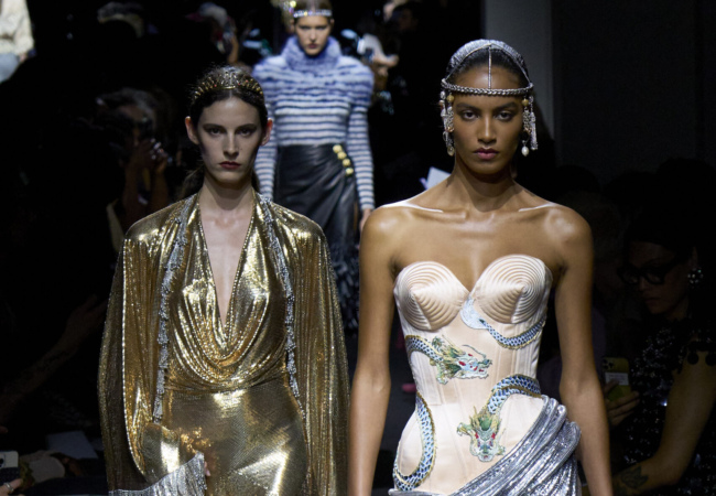 Στο FW'23 Couture του Jean Paul Gaultier ο Julien Dossena εξύμνησε τις καλύτερες στιγμές των '90s