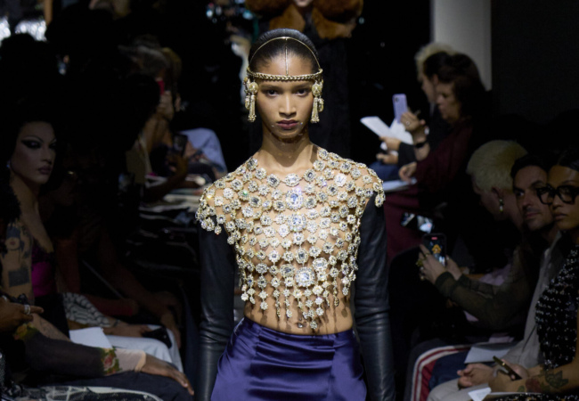 Ο Dossena εξύμνησε τις καλύτερες '90s στιγμές του Jean Paul Gaultier στο νέο show του οίκου