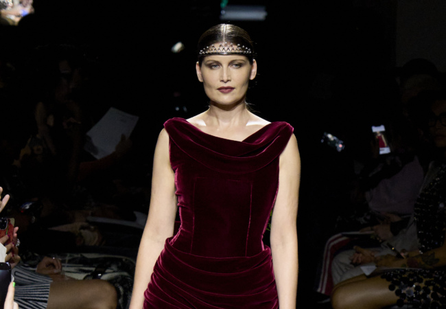 Στο FW'23 Couture του Jean Paul Gaultier ο Julien Dossena εξύμνησε τις καλύτερες στιγμές των '90s