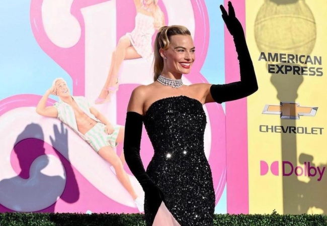 Η Margot Robbie μαγνητίζει τα βλέμματα με ένα Barbie ponytail σε στιλ της δεκαετίας του '60