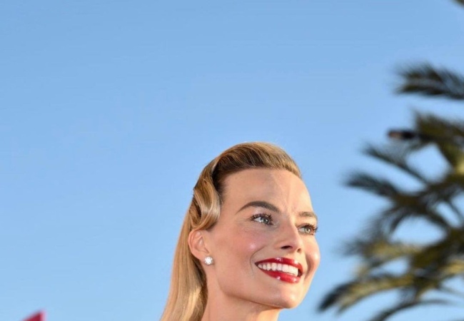 Η Margot Robbie μαγνητίζει τα βλέμματα με ένα Barbie ponytail σε στιλ της δεκαετίας του '60