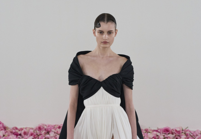 Η royal δραματική αισθητική υπερίσχυσε στην haute couture συλλογή του Giambattista Valli
