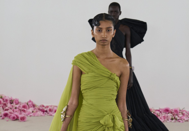 Η royal δραματική αισθητική υπερίσχυσε στην haute couture συλλογή του Giambattista Valli