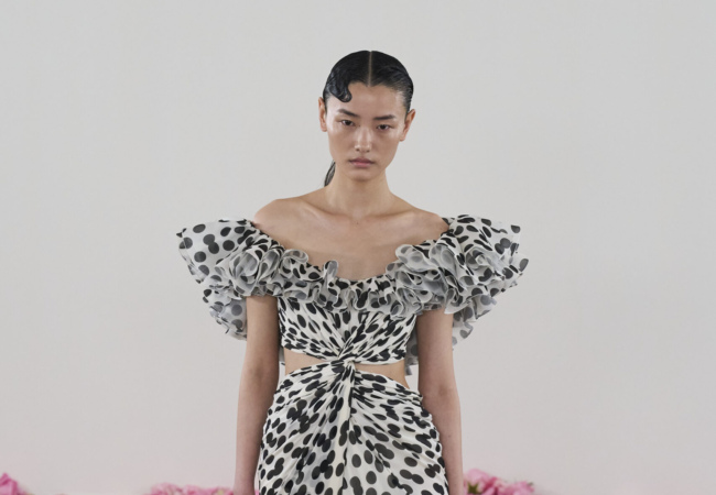 Η royal δραματική αισθητική υπερίσχυσε στην haute couture συλλογή του Giambattista Valli