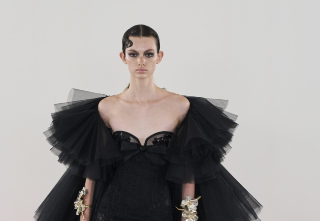 Η royal δραματική αισθητική υπερίσχυσε στην haute couture συλλογή του Giambattista Valli