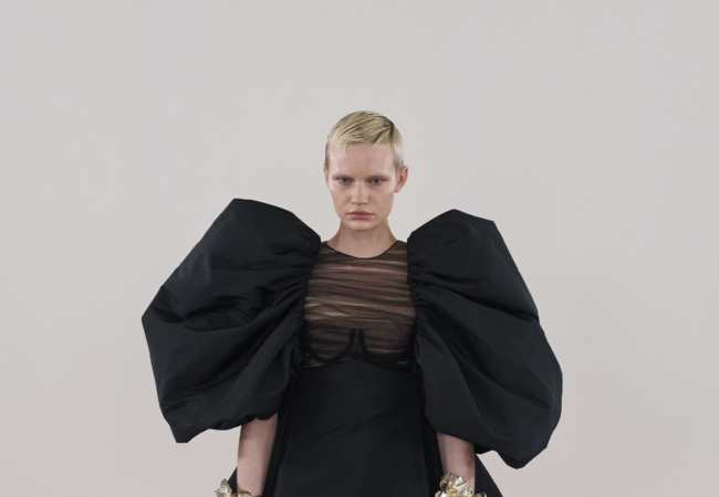 Η royal δραματική αισθητική υπερίσχυσε στην haute couture συλλογή του Giambattista Valli