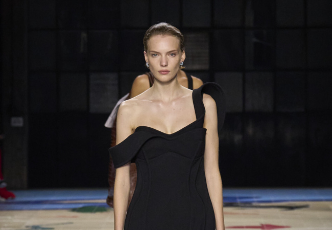 Το show μόδας SS'24 της Bottega Veneta αποκαλύπτει την ομορφιά της πολυπολιτισμικότητας