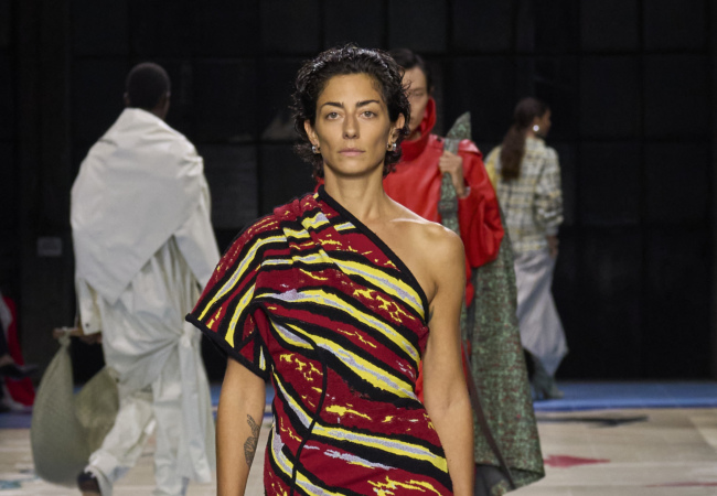 Το show μόδας SS'24 της Bottega Veneta αποκαλύπτει την ομορφιά της πολυπολιτισμικότητας