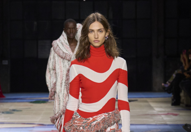 Το show μόδας SS'24 της Bottega Veneta αποκαλύπτει την ομορφιά της πολυπολιτισμικότητας