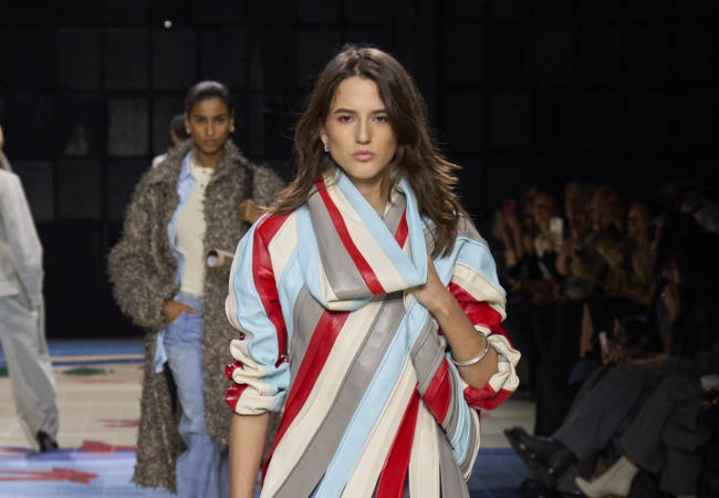 Το show μόδας SS'24 της Bottega Veneta αποκαλύπτει την ομορφιά της πολυπολιτισμικότητας