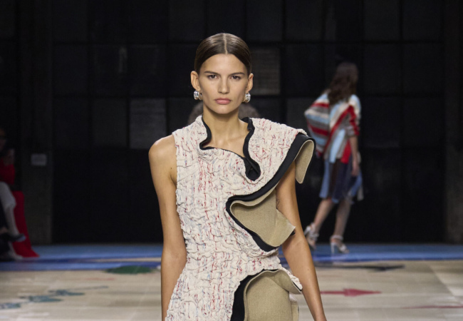 Το show μόδας SS'24 της Bottega Veneta αποκαλύπτει την ομορφιά της πολυπολιτισμικότητας