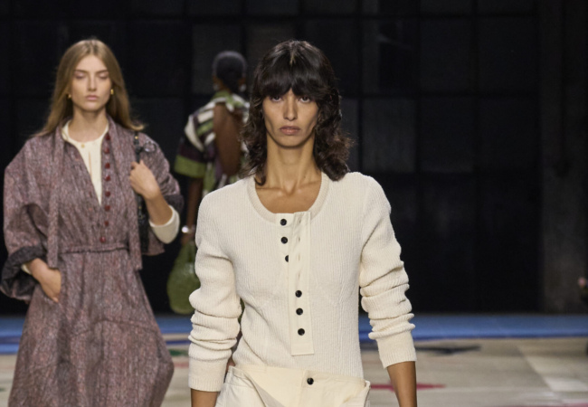 Το show μόδας SS'24 της Bottega Veneta αποκαλύπτει την ομορφιά της πολυπολιτισμικότητας