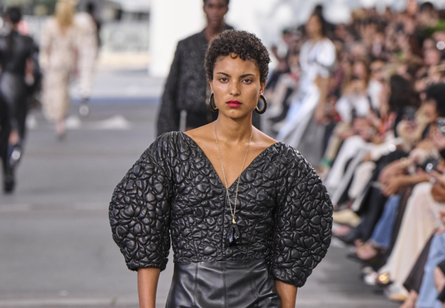 Τo show SS'24 της Chloé είχε ρυθμούς samba, χορό και ρούχα εμπνευσμένα από λουλούδια