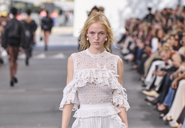 Τo show SS'24 της Chloé είχε ρυθμούς samba, χορό και ρούχα εμπνευσμένα από λουλούδια