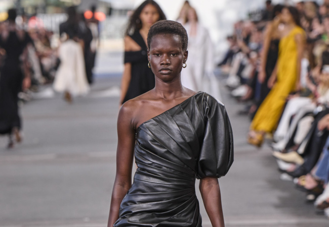 Τo show SS'24 της Chloé είχε ρυθμούς samba, χορό και ρούχα εμπνευσμένα από λουλούδια