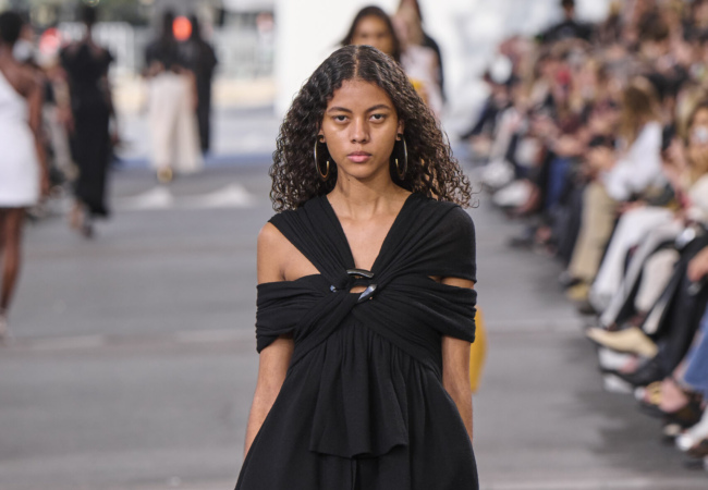 Τo show SS'24 της Chloé είχε ρυθμούς samba, χορό και ρούχα εμπνευσμένα από λουλούδια