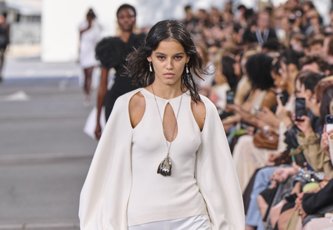 Τo show SS'24 της Chloé είχε ρυθμούς samba, χορό και ρούχα εμπνευσμένα από λουλούδια