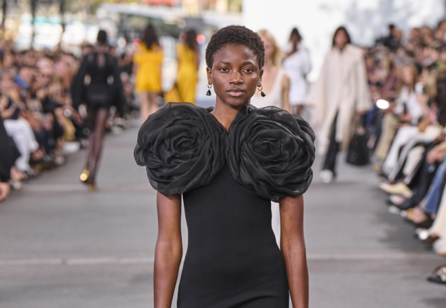 Τo show SS'24 της Chloé είχε ρυθμούς samba, χορό και ρούχα εμπνευσμένα από λουλούδια