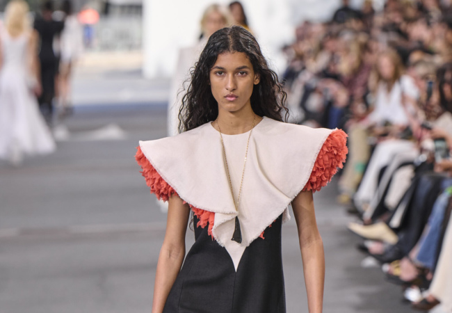 Τo show SS'24 της Chloé είχε ρυθμούς samba, χορό και ρούχα εμπνευσμένα από λουλούδια