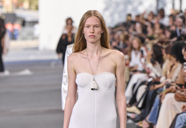 Τo show SS'24 της Chloé είχε ρυθμούς samba, χορό και ρούχα εμπνευσμένα από λουλούδια