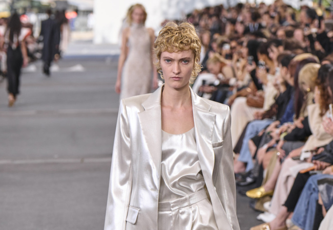 Τo show SS'24 της Chloé είχε ρυθμούς samba, χορό και ρούχα εμπνευσμένα από λουλούδια