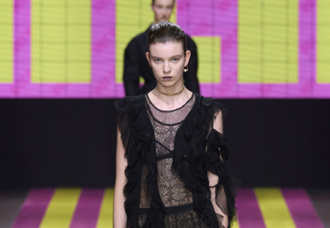 «Not her»: Το άκρως φεμινιστικό show SS'24 της Maria Grazia Chiuri για τον Dior
