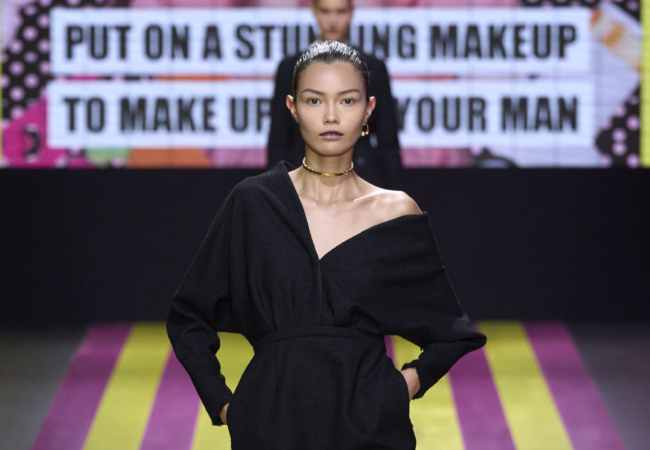 «Not Her»: Το άκρως φεμινιστικό show SS'24 της Maria Grazia Chiuri για τον Dior