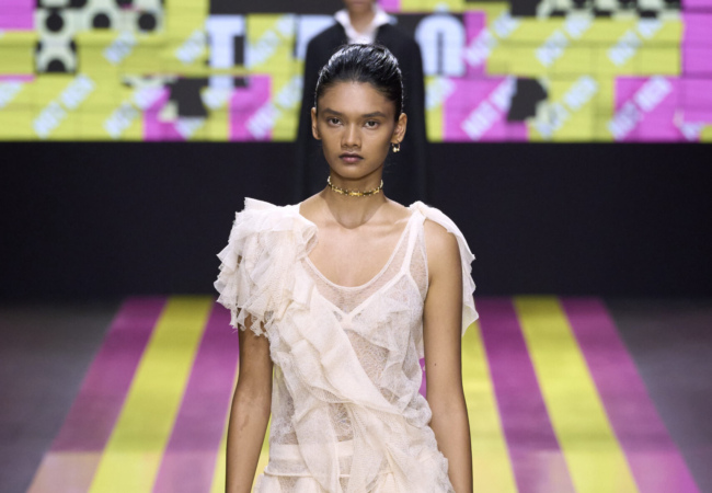 «Not Her»: Το άκρως φεμινιστικό show SS'24 της Maria Grazia Chiuri για τον Dior