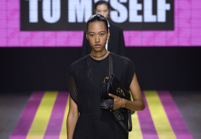«Not Her»: Το άκρως φεμινιστικό show SS'24 της Maria Grazia Chiuri για τον Dior