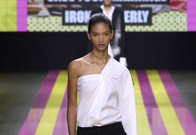 «Not her»: Το άκρως φεμινιστικό show SS'24 της Maria Grazia Chiuri για τον Dior