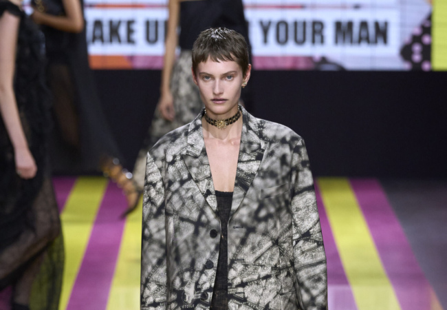 «Not Her»: Το άκρως φεμινιστικό show SS'24 της Maria Grazia Chiuri για τον Dior